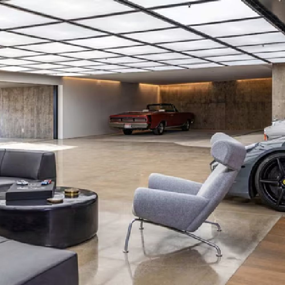 गैरेज में नहीं,ड्राइंग रूम में सजती हैं करोड़ों की कारें:लग्जरी स्टोरेज रईसों का स्टेटस सिंबल, महामारी में घर में रहने की आदत ने इस ट्रेंड को हवा दी