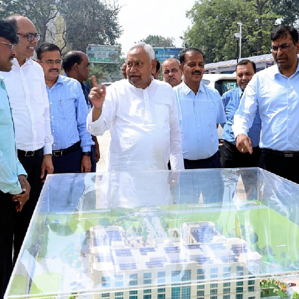 कलेक्ट्रेट घाट से सभ्यता द्वार तक सड़क जल्द बने : सीएम