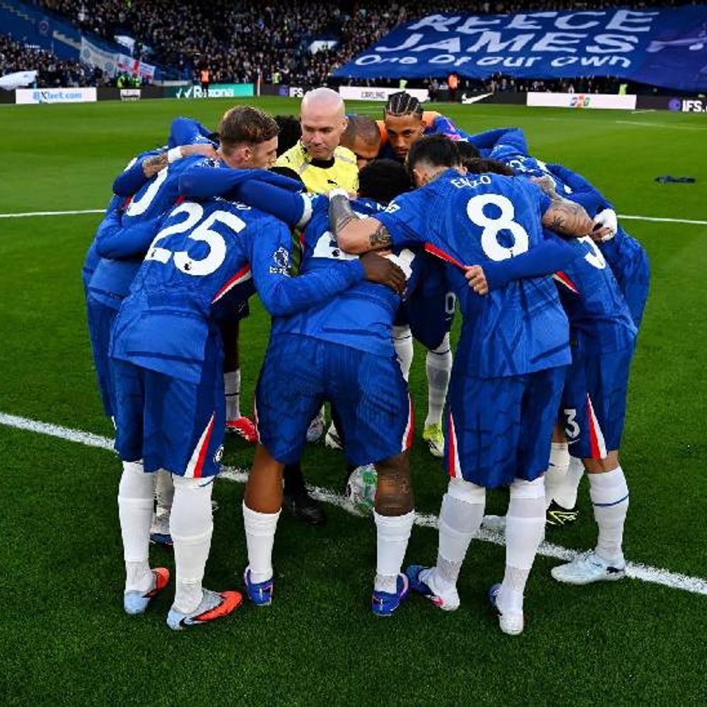 फुटबॉल क्लब चेल्सी ने शुरू की ‘बॉल-हडल’ की नई परंपरा:खिलाड़ियों को डांस करने, घास पर चलने जैसी प्री-मैच रस्मों से मिलती है ऊर्जा; इन्हें साथ करें तो पूरी टीम में आती है एकाग्रता