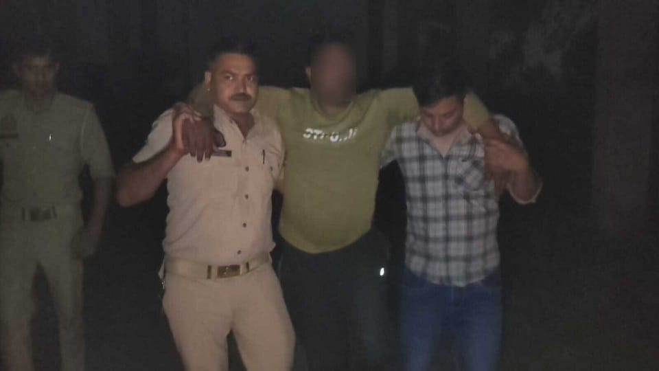 Firozabad: मोबाइल छीनकर भागा बदमाश, पुलिस ने मुठभेड़ में किया गिरफ्तार; पैर में गोली लगने से हुआ घायल