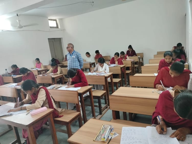 Kaithal News: रसायन विज्ञान के प्रश्नों ने विद्यार्थियों को किया परेशान