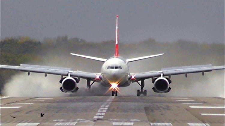 Lucknow News: युद्ध के बीच खाड़ी देशों से लौटे 930 भारतीय, आठ उड़ाने रहीं निरस्त