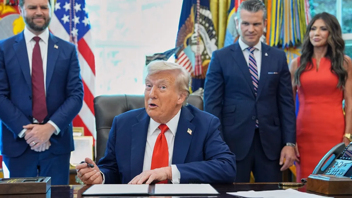 Iran War: होर्मुज में महायुद्ध की तैयारी! सीजफायर से इनकार, ब्रिटेन ने खोले सैन्य बेस—अब क्या होगा अगला कदम?