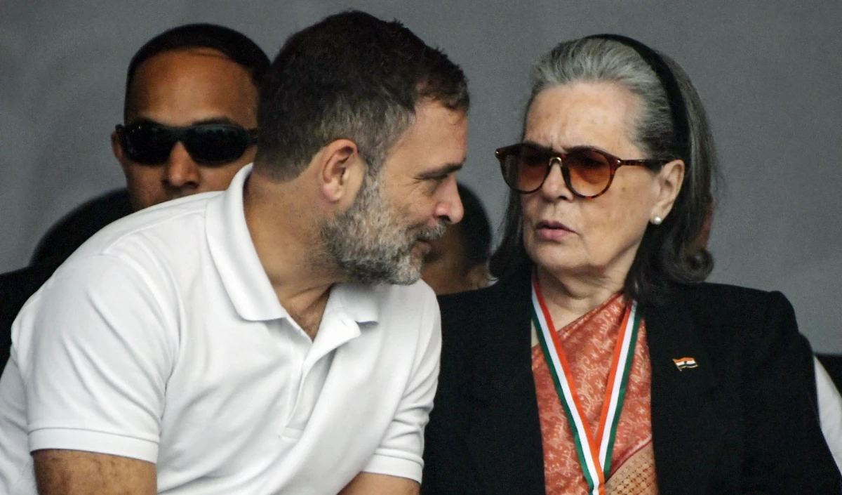 Gandhi परिवार पर BJP का 'वसूली' वाला प्रहार, WhatsApp चैट दिखा कहा- Ticket के लिए मांगे 7 करोड़