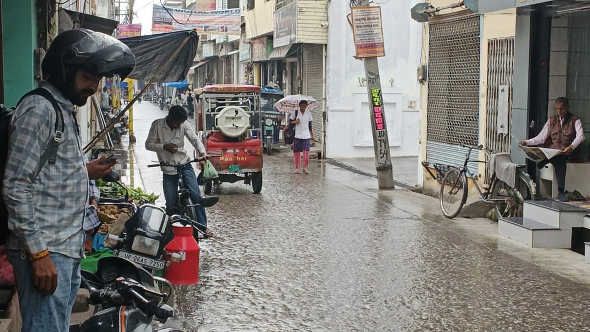 Weather Update: बरेली समेत आसपास के जिलों में तेज हवा के साथ बारिश, खीरी में गिरे ओले, फसलों को नुकसान
