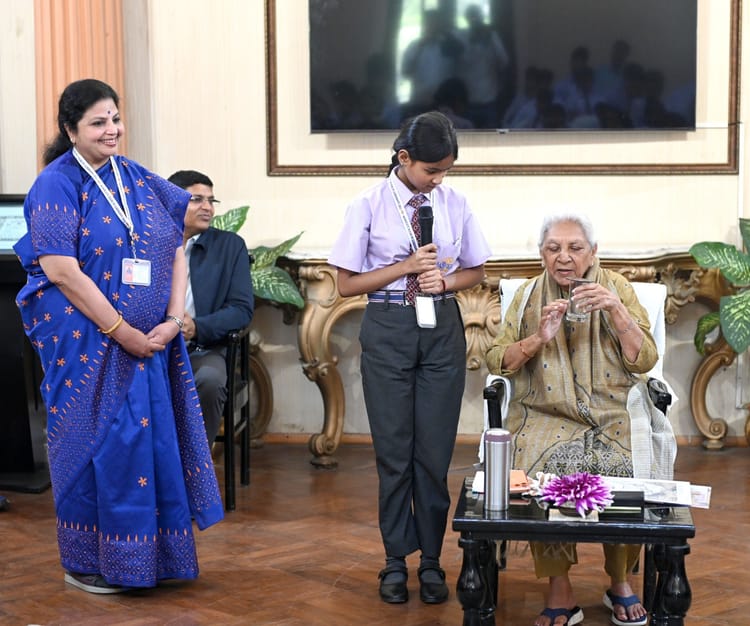 बचे हुए पानी को फेंके नहीं पौधों में डालें: आनंदीबेन पटेल