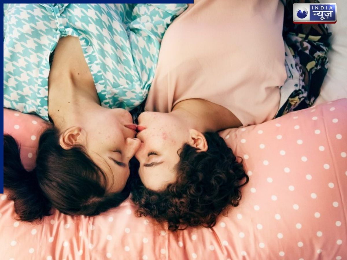 Firozabad News: परिवार के सामने हाथ थामकर अड़ गईं दो बालिग युवतियां, बीच सड़क पर जमकर किया हाईवोल्टेज ड्रामा