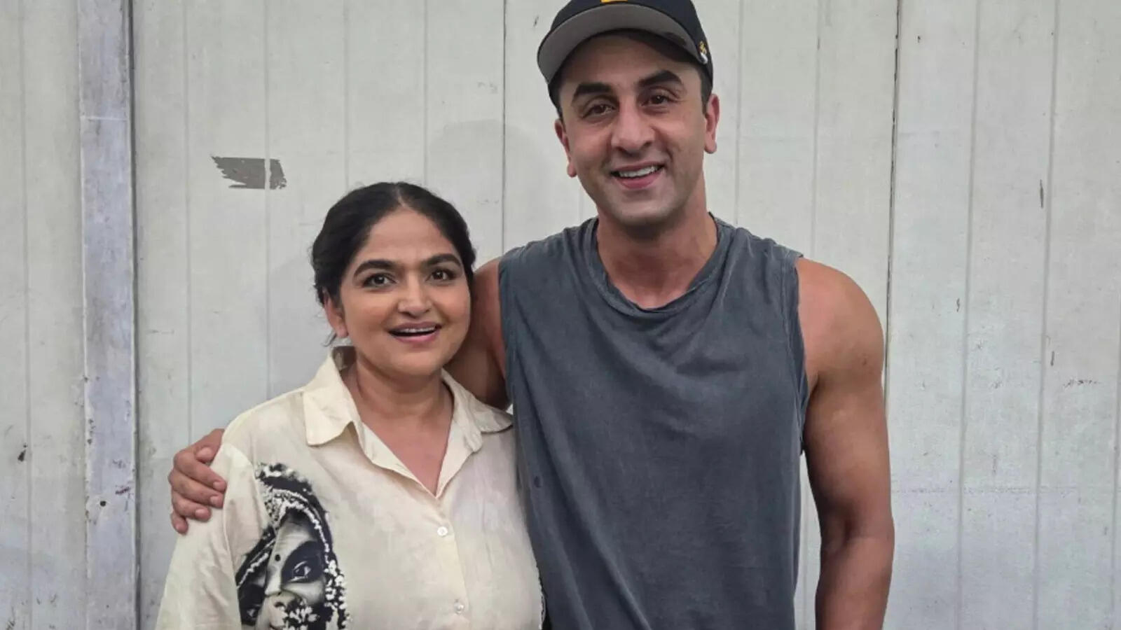 'रामायणम्' की माता कौशल्या ने रणबीर कपूर संग शेयर की तस्वीर, कहा- तुमसे जो टिप्स मिले उसके लिए धन्यवाद