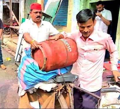 Varanasi News: गैस सिलिंडर कबाड़ में बेचकर सपा कार्यकर्ताओं ने जताया विरोध
