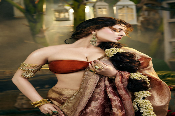 Urvashi Rautela की तस्वीरों ने जगाई पुरानी यादें