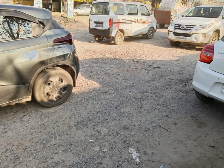 Rewari News: रेवाड़ी-कोटकासिम मार्ग पर उखड़ी गिट्टियां, बने गड्ढे