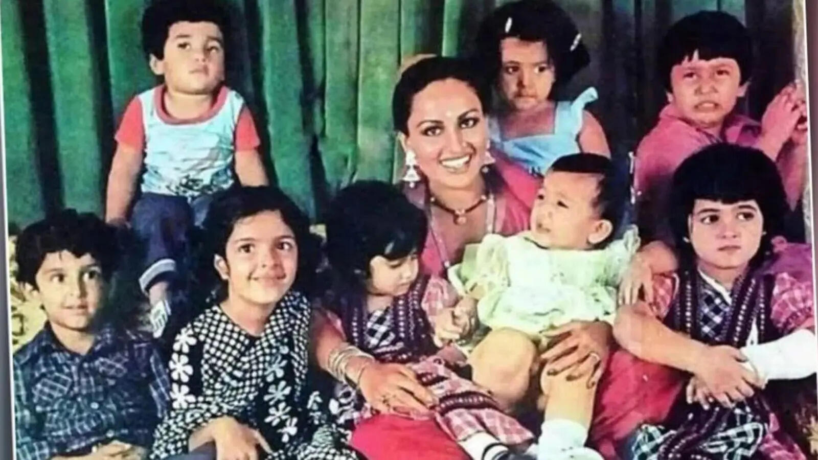 रीना रॉय के साथ फोटो में 8 स्टार किड्स, एक बना सुपरस्टार, एक है TV की क्वीन, बाकी 6 ने छोड़ी एक्टिंग