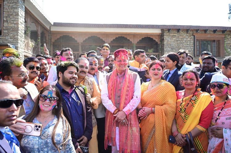 Holi 2026: लोक गीतों की धुनों पर सीएम आवास में बरसा अबीर-गुलाल, होल्यारों की टोली ने जमाया रंग