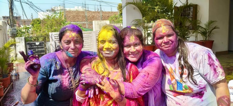 Dehradun News: रंग गुलाल खेल कर मनाया लोगों ने हाेली का त्योहार