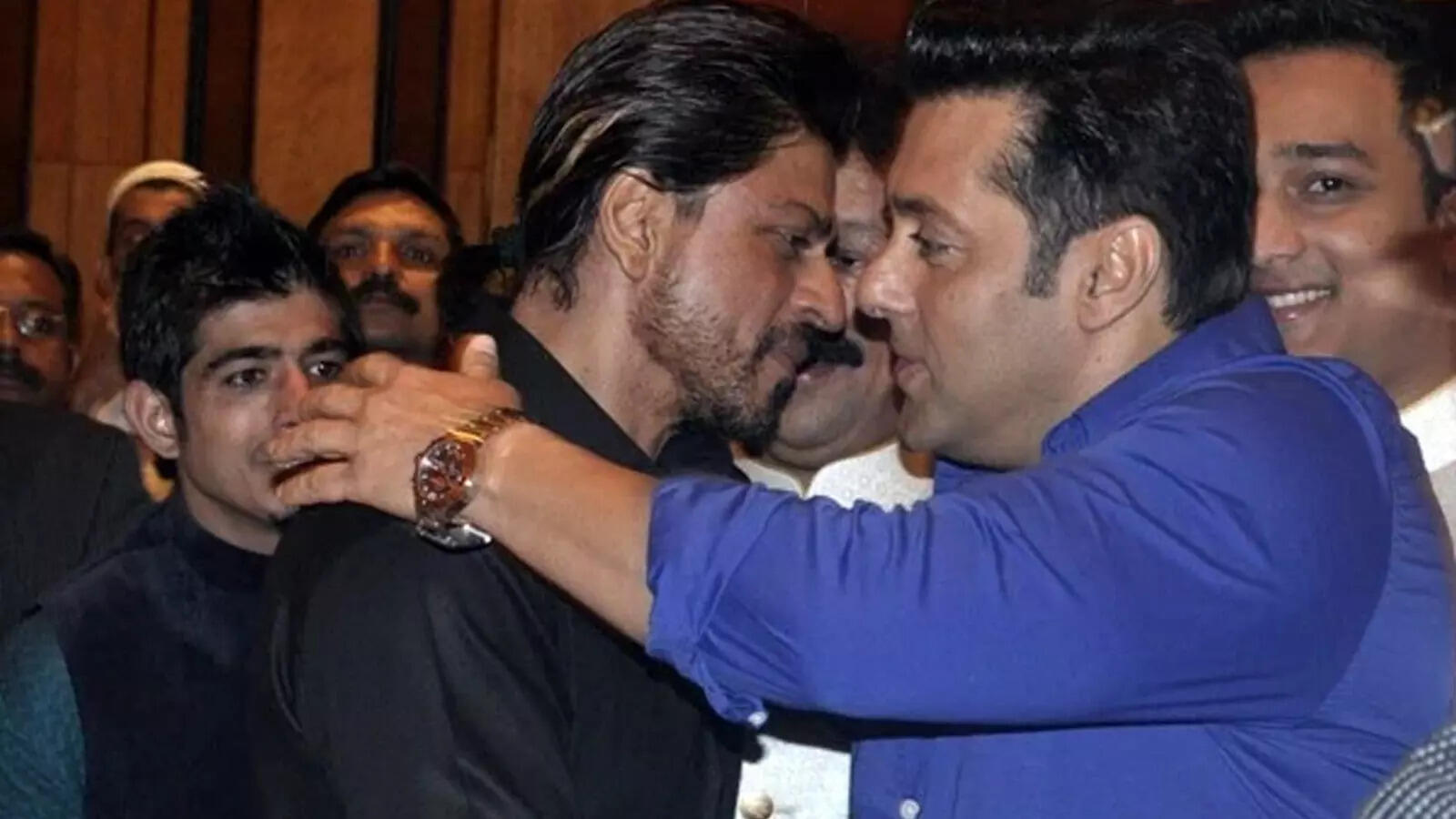 TRP की रेस में आगे रहने का सलमान को था घमंड! फिर ईद पर शाहरुख को सलीम खान के पास बैठाया गया