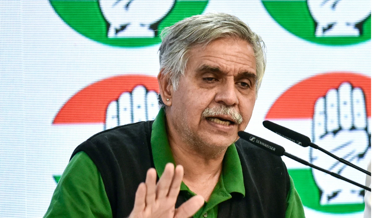 Kejriwal की 'ईमानदार' Holi से सियासत गरम, Sandeep Dikshit बोले- त्योहारों को तो बख्श दीजिए