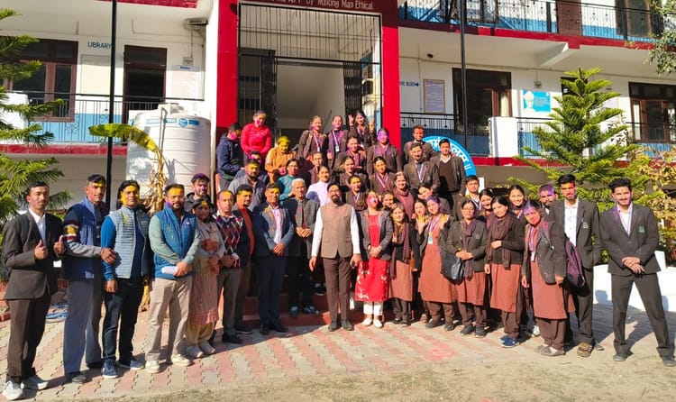 Rampur Bushahar News: प्रशिक्षुओं ने गुलाल उड़ाकर मनाई होली