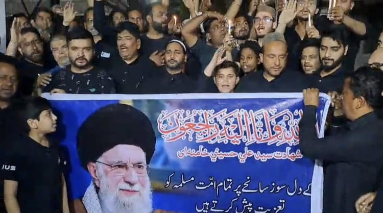 Bulandshahar News: खामनेई के निधन पर शोक की लहर, शिया समुदाय ने निकाला कैंडल मार्च