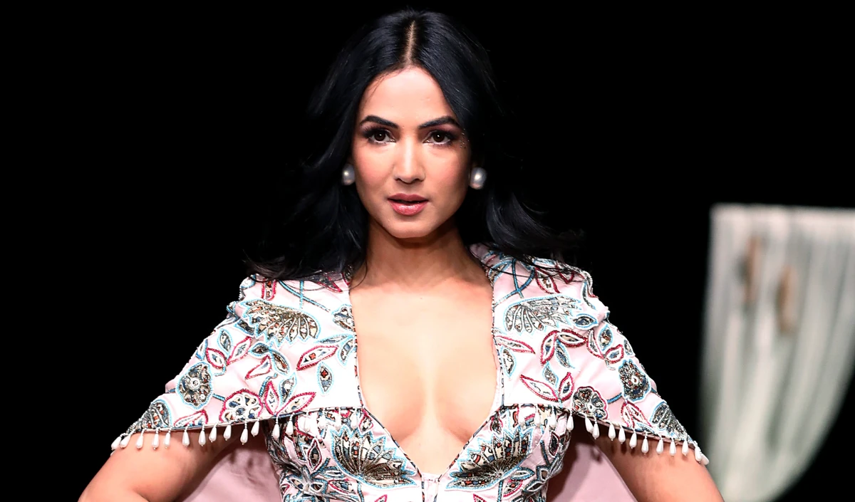 Dubai में फंसी Sonal Chauhan ने जारी किया वीडियो संदेश, PM मोदी से मदद की गुहार के बाद बताया वहां का आंखों देखा हाल