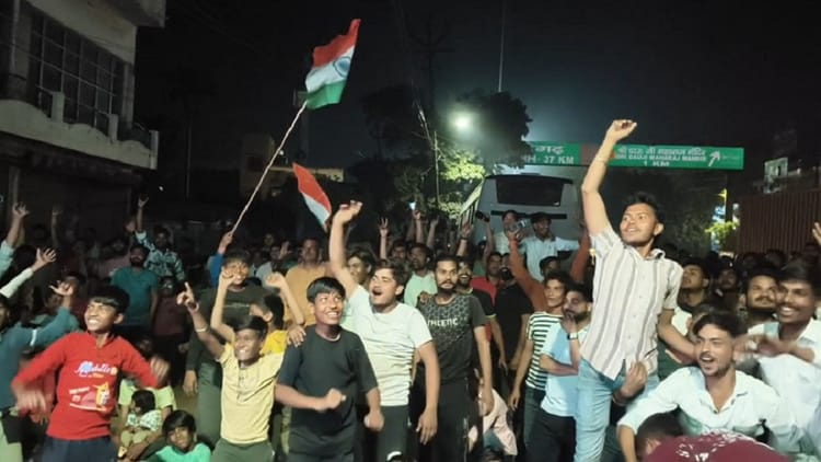 T20 World Cup: इंडिया की जीत पर देर रात तक झूमा हाथरस, आतिशबाजी कर मनाई खुशियां, बंटी मिठाई