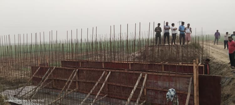 Deoria News: पुल निर्माण में अनियमितता पर फूटा ग्रामीणों का गुस्सा, रोका काम
