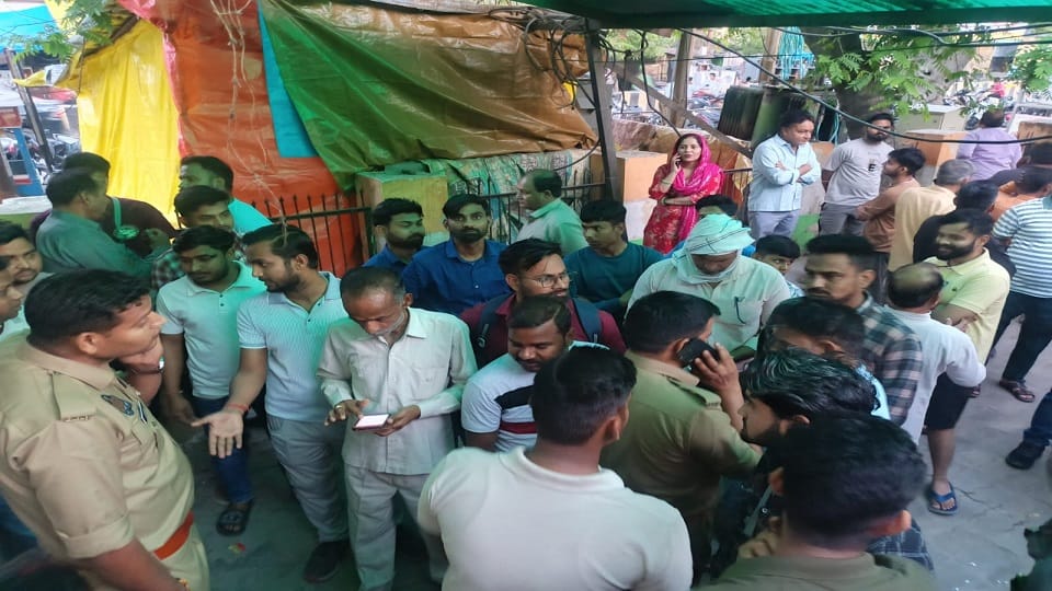 स्मार्ट मीटर ने कराया बवाल: बिजली गुल होने पर फूटा आक्रोश, विद्युत कार्यालय में तोड़फोड़; भाग गए कर्मचारी