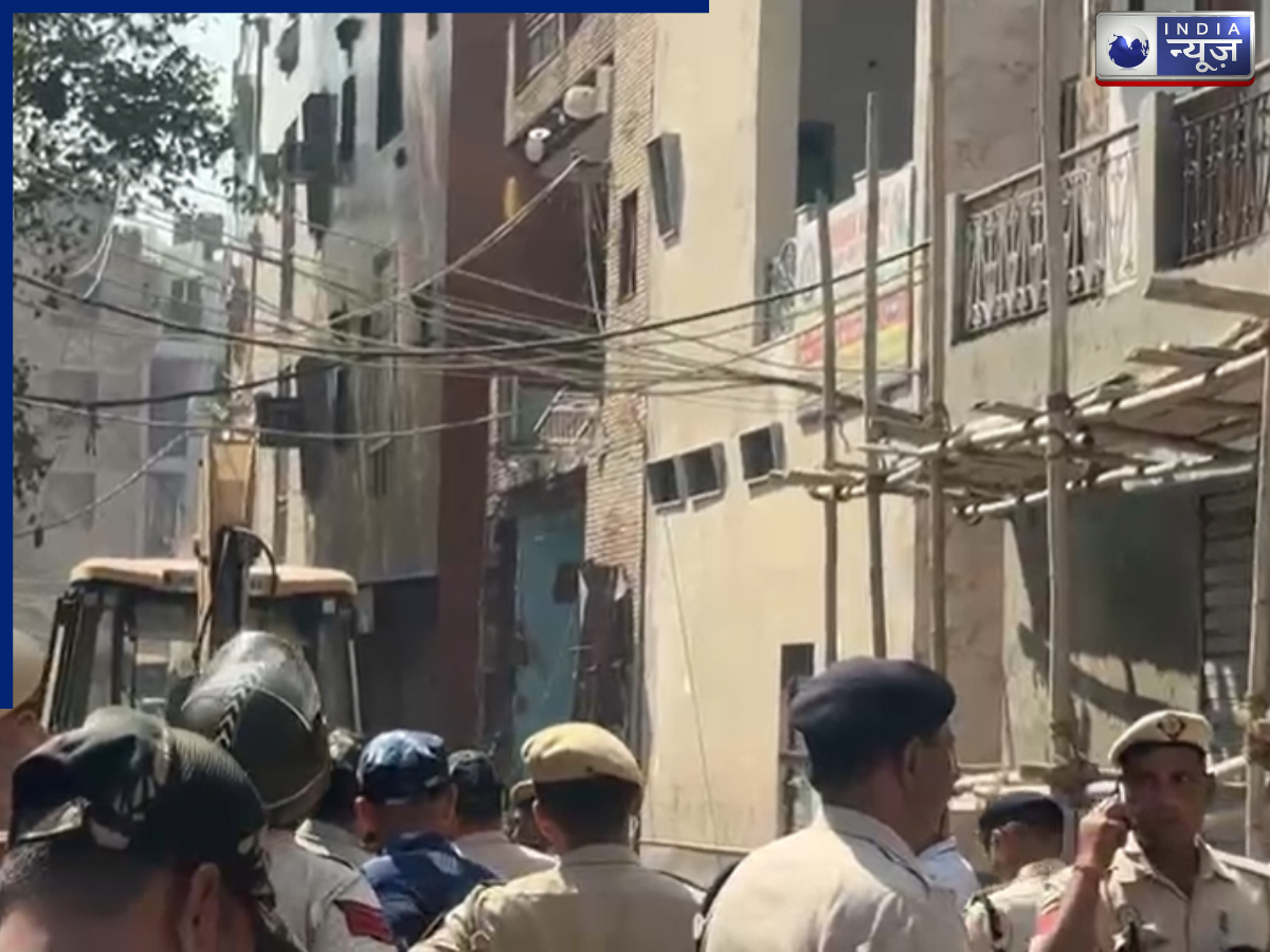 उत्तम नगर मर्डर केस में दिल्ली सरकार की बड़ी कार्रवाई, CM रेखा गुप्ता की चेतावनी के बाद आरोपी के घर पर चला बुलडोजर