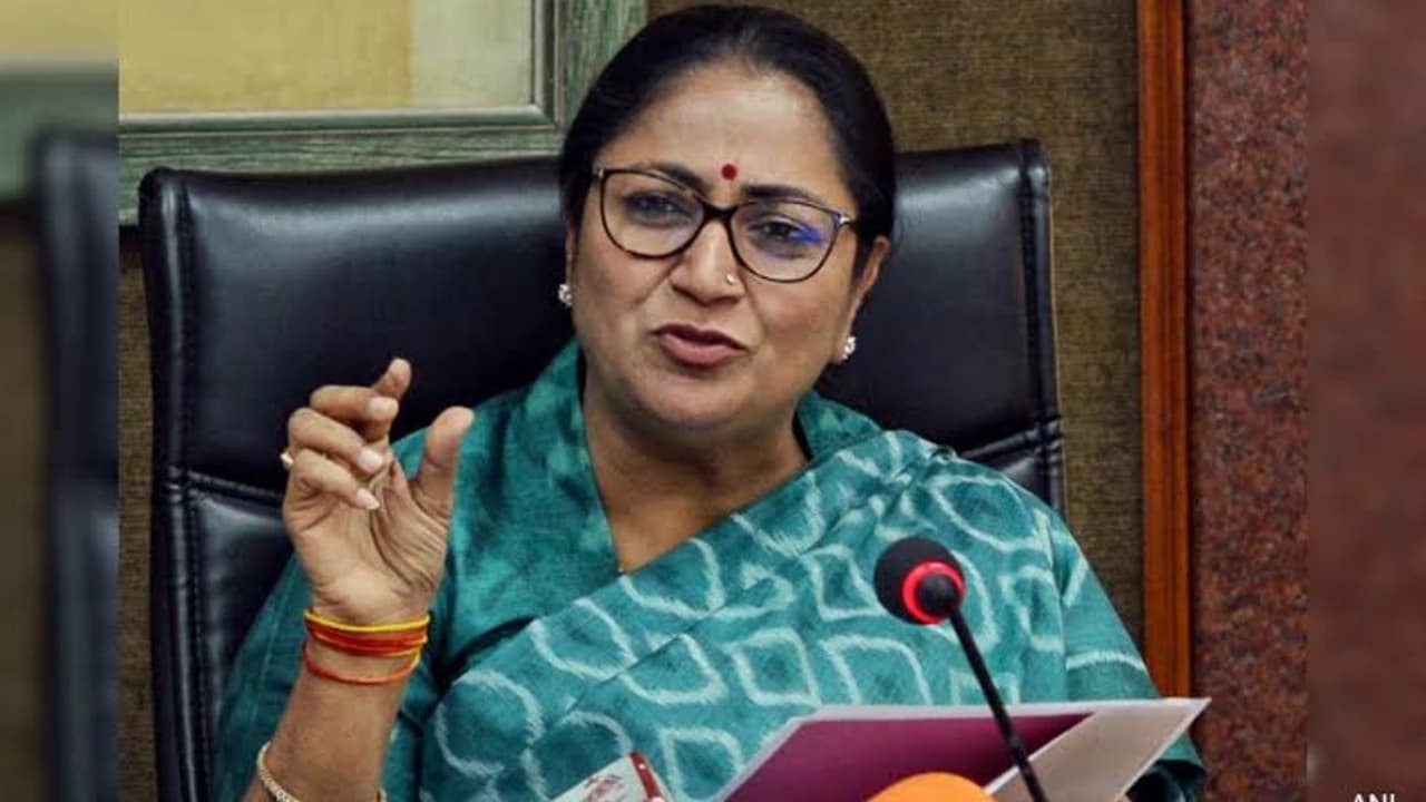दिल्ली में छात्रों की बल्ले-बल्ले! 9वीं की बेटियों को साइकिल, 10वीं के टॉपर्स को मिलेगा लैपटॉप
