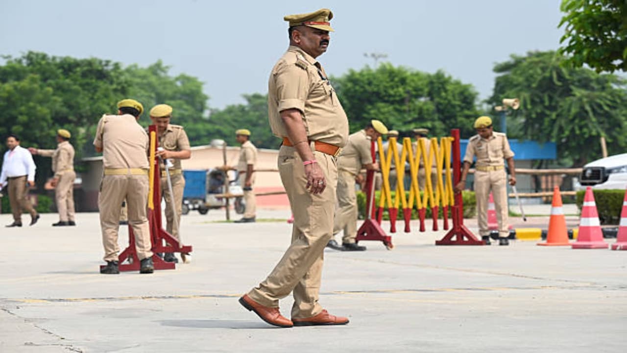 Greater Noida Tragedy: 12वीं के छात्र ने पिता की पिस्टल से खुद को किया शूट, मौत से पहले तोड़ा फोन-लैपटॉप