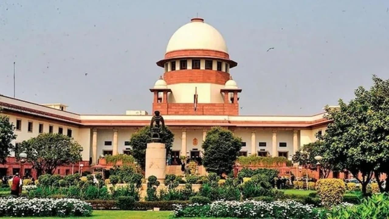 पत्नी 'नौकरानी' नहीं, लाइफ पार्टनर है! घर के काम में पति भी हाथ बटाएं: Supreme Court