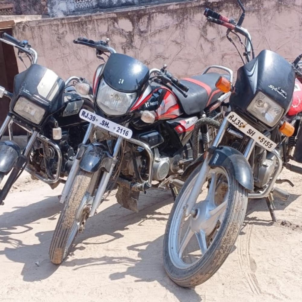 भीड़ में बाइक-मालिक पर रखते निगरानी, मौका देखकर चुराते:3 बाइक की बरामद कर 2 चोर गिरफ्तार; गांव रूतबा दिखाने के लिए करते थे वारदातें
