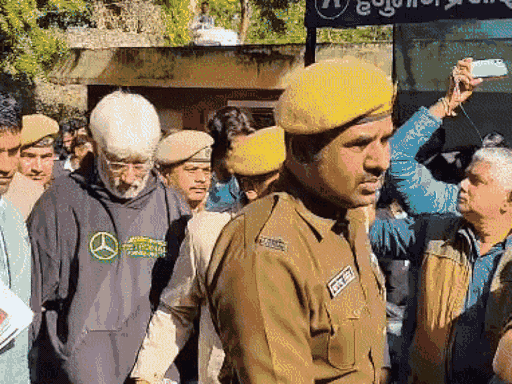 दिनेश कटारिया की गिरफ्तारी पर हाईकोर्ट की रोक:मूवी बनाने के नाम पर 30 करोड़ की धोखाधड़ी का मामला, विक्रम भट्ट दंपत्ति को पहले मिल चुकी जमानत