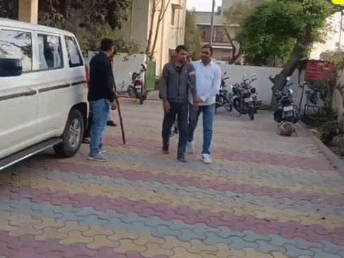 मिंत्रा-फ्लिपकार्ट और ब्लू डार्ट से गोल्ड कॉइन मंगवाकर ठगी की:पुलिस ने 2 डिलीवरी बॉय समेत चार किए गिरफ्तार;गोल्ड कॉइन मंगवाकर रिफंड के नाम पर ठगी करते थे