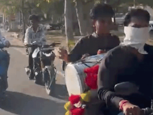 ओला की सर्विस से परेशान ग्राहक का अनोखा विरोध:स्कूटर को चप्पलों की माला पहनाकर शोरूम को किया भेंट