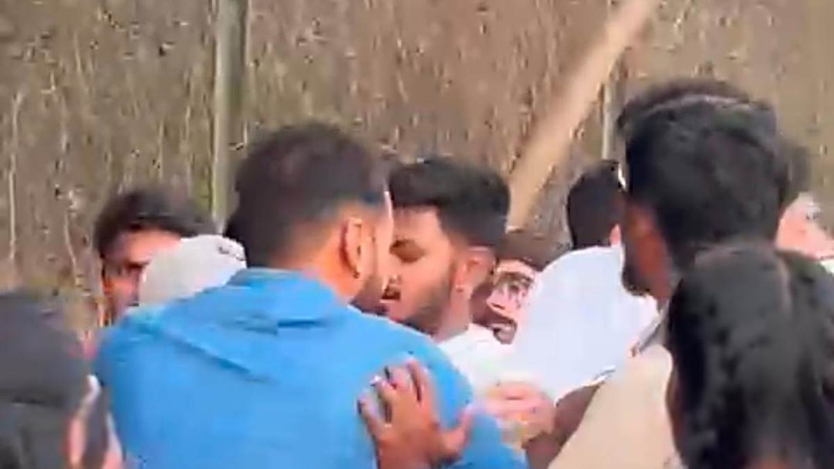 इंदौर के डीएवीवी में खो-खो खेल रही छात्राओं पर टिप्पणी करने से रोका तो विद्यार्थियों के बीच हुई मारपीट