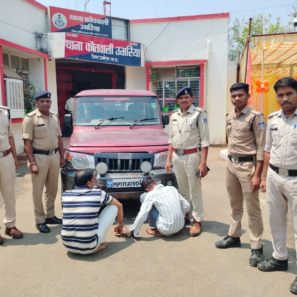 चोरी की बोलेरो बरामद, दो आरोपी गिरफ्तार:नंबर प्लेट बदल कर चला रहे थे, उमरिया पुलिस रीवा से पकड़ लाई