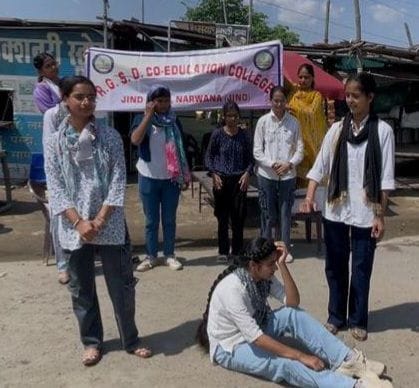 Jind News: प्राथमिक कक्षाओं के विद्यार्थियों के लिए पहुंचने लगी पाठ्य पुस्तकों की खेप