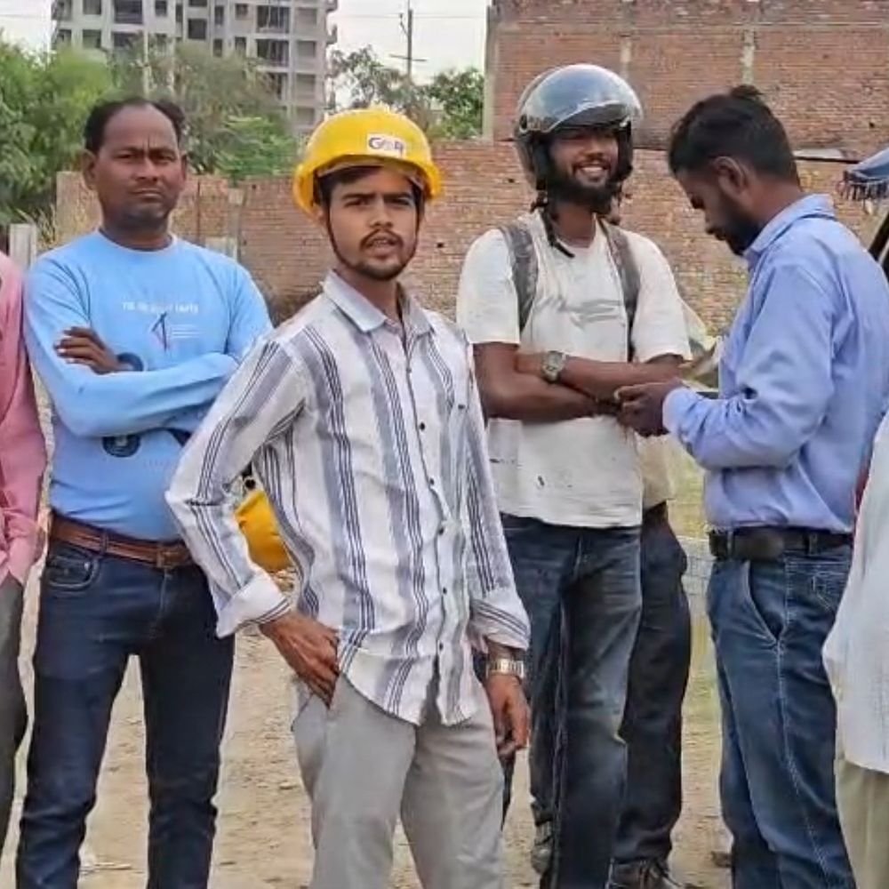 स्मार्ट मीटर कंपनी के कर्मचारी हड़ताल पर:फिरोजाबाद में वेतन कटौती और शोषण के आरोप में काम बंद किया