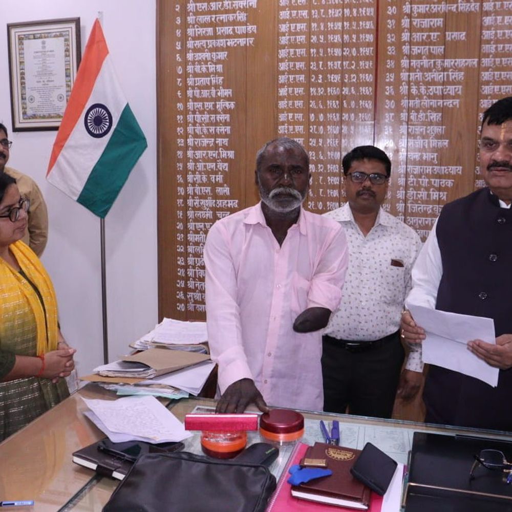 जौनपुर में डीएम ने जनसुनवाई में दिव्यांग को दिलाए गहने:ऋण चुकाने के बाद भी नहीं मिल रहे थे, अधिकारियों को दिए गए निर्देश