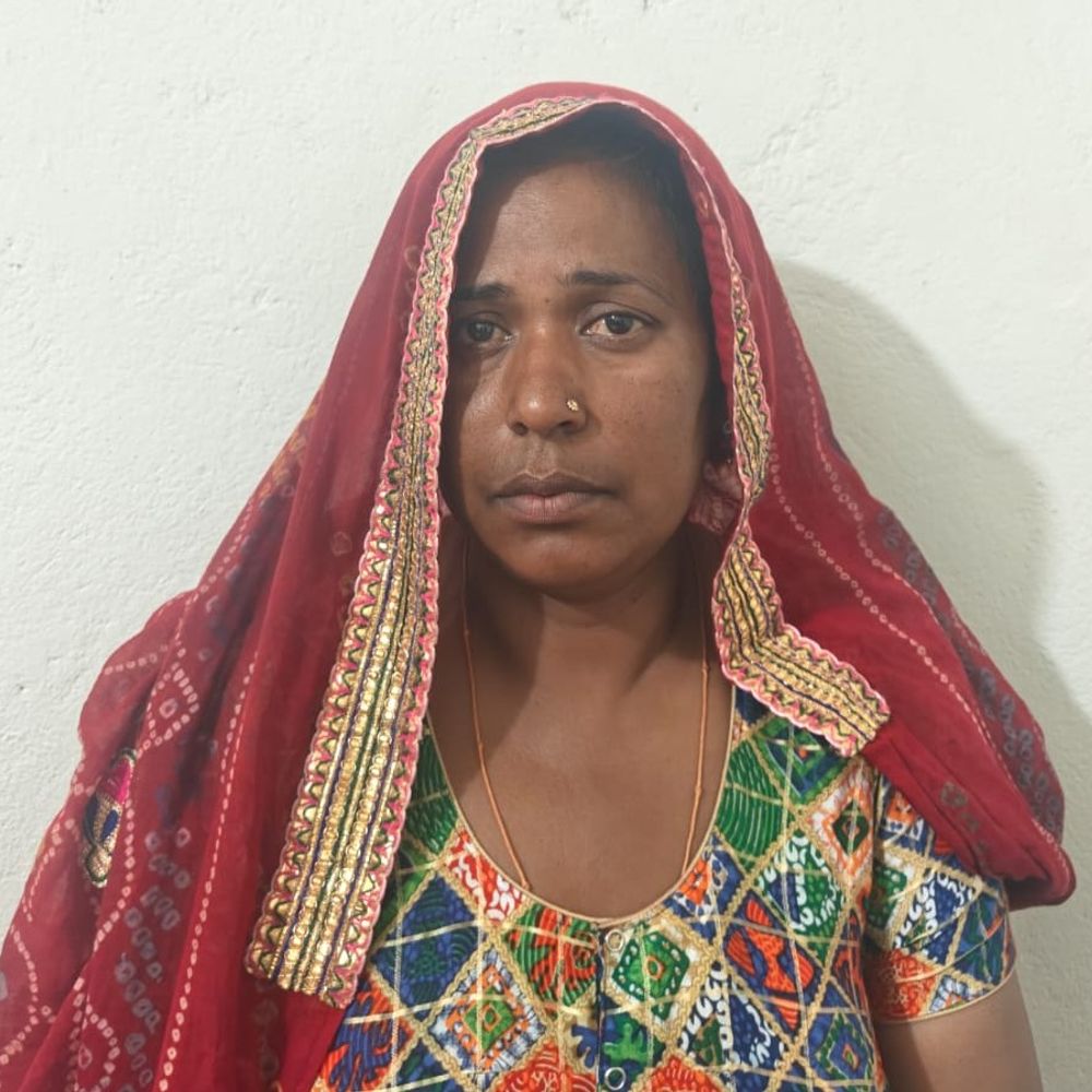 दादिया पुलिस ने गांजे के साथ महिला को पकड़ा:पुलिस की गाड़ी को देख हड़बड़ाई,डेढ़ किलो से ज्यादा गांजा मिला