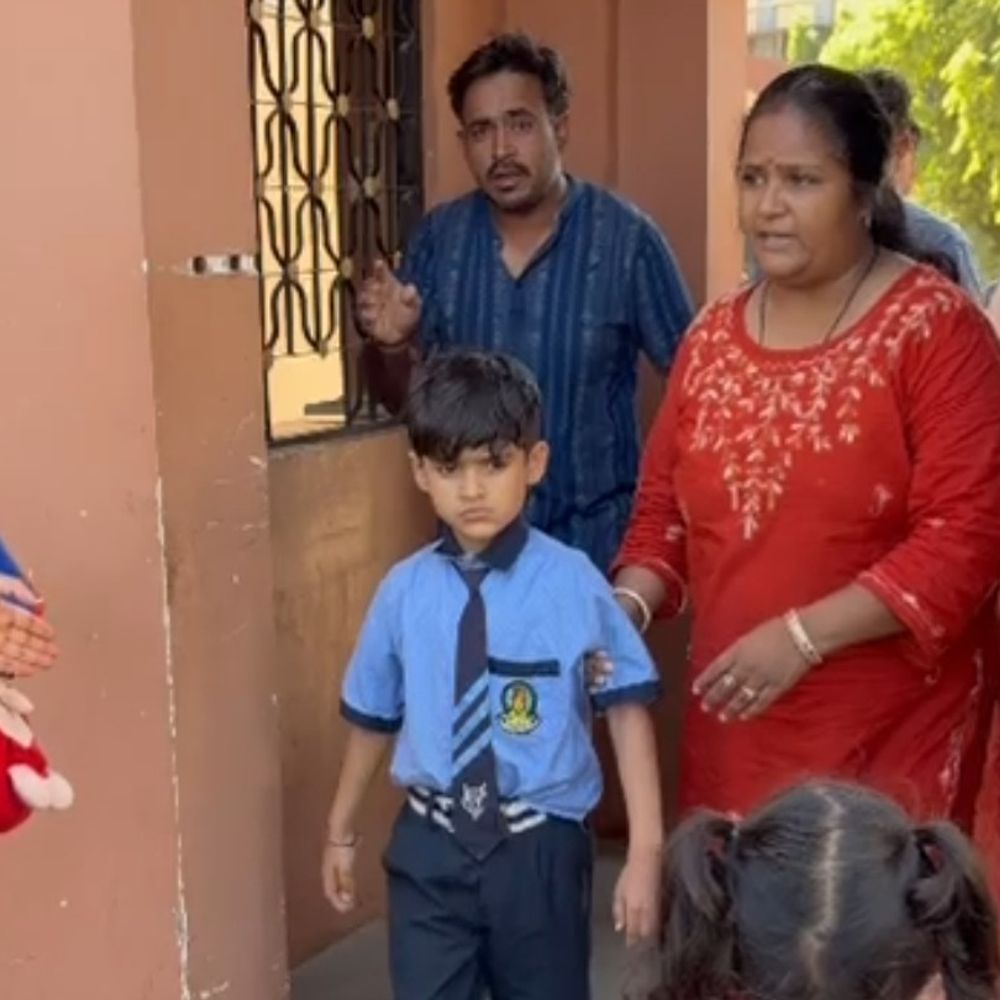 गुना के निजी स्कूल में मधुमक्खियों का हमला:36 से अधिक बच्चे, अभिभावक और स्टाफ घायल; मेडिकल रूम में दिया प्राथमिक उपचार