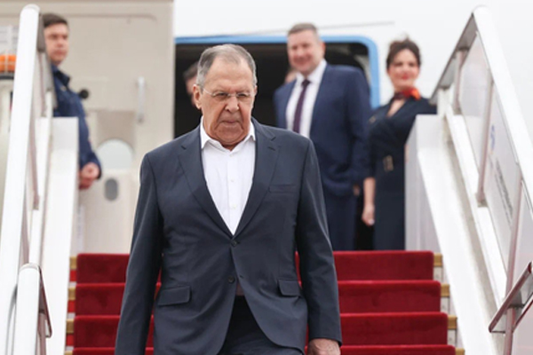 पश्चिम एशिया में जारी संघर्ष के बीच रूसी विदेश मंत्री लावरोव दो दिवसीय दौरे पर चीन पहुंचे