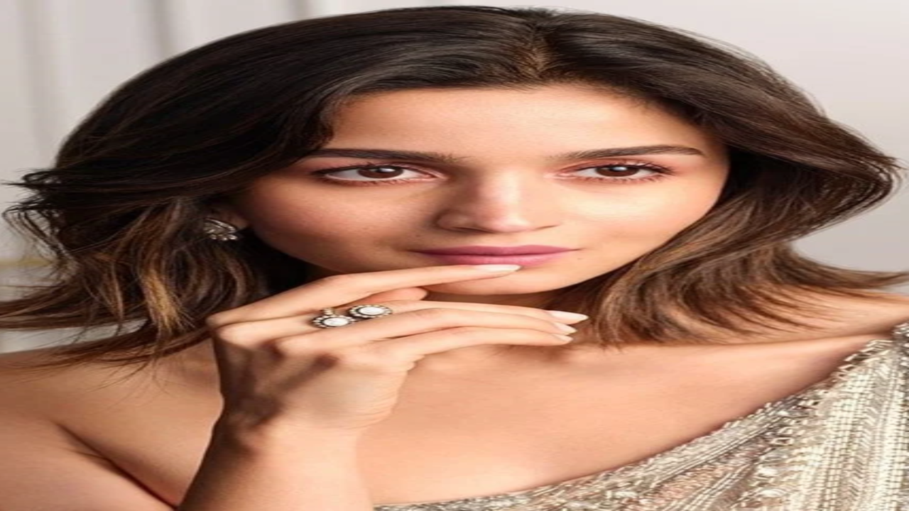 ​छोटे बाल हैं पसंद, तो एकदम ही बेस्ट हैं ये वाले हेयरकट, देखें ट्रेंडी लुक​