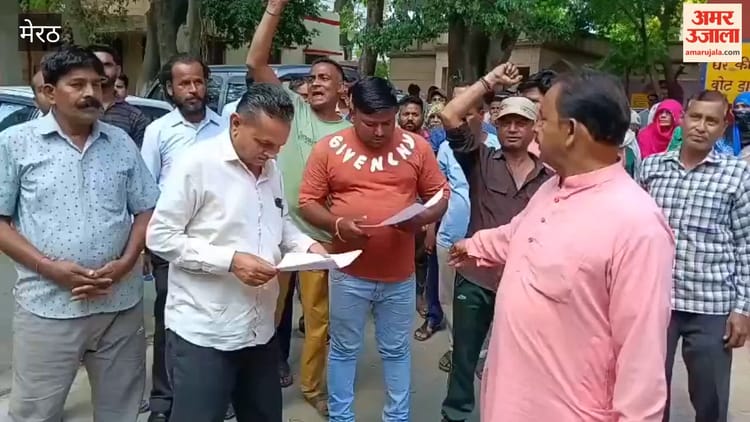 Meerut: शपथ ग्रहण समारोह के बीच सफाई कर्मचारियों का हंगामा, उप जिलाधिकारी को सौंपा ज्ञापन