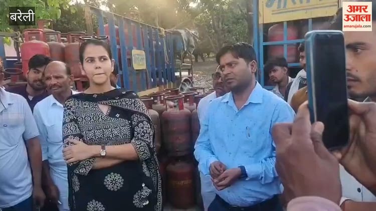 Bareilly: एसडीएम इशिता किशोर ने गैस एजेंसी का किया औचक निरीक्षण