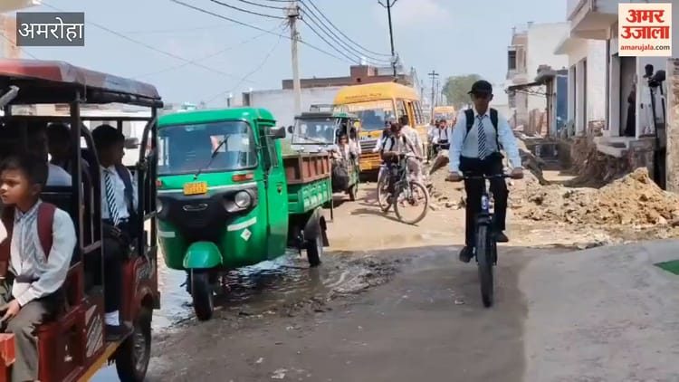 नाला निर्माण, जल भराव, गड्ढे बने विद्यार्थियों की परेशानी का सबब