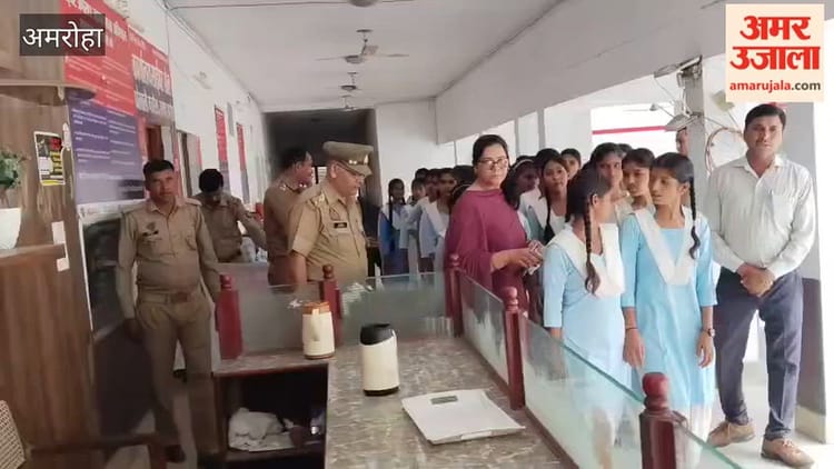 शिव इंटर कॉलेज की छात्राओं ने जाना पुलिस के काम करने का तरीका