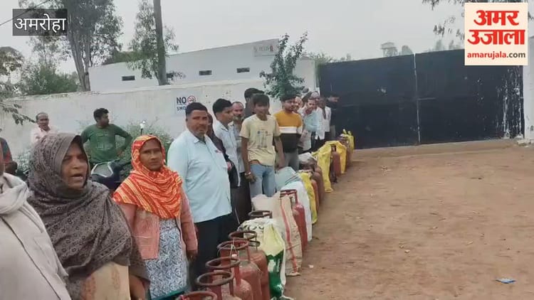 गजराैला में सिलिंडर के लिए 10-15 किमी से रोजाना आ रहे उपभोक्ता