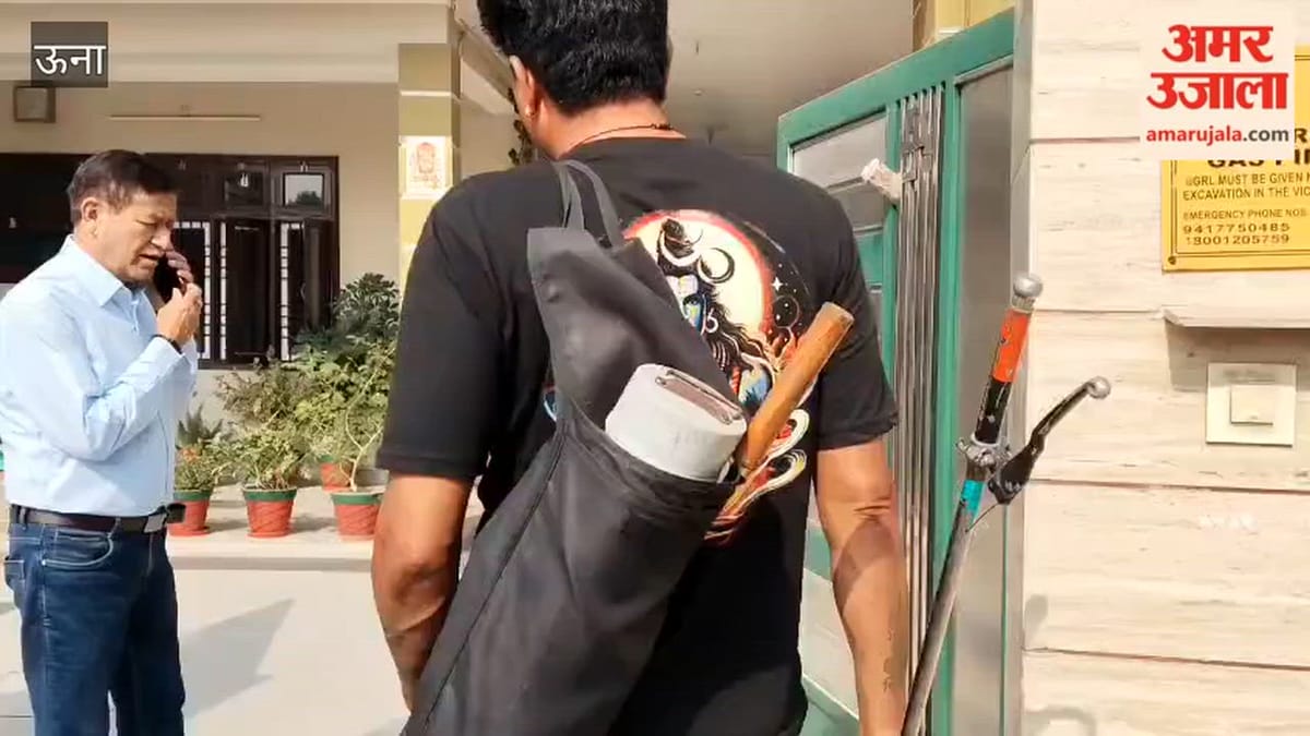 Una: मलाहत में घर से निकला कोबरा, स्नेक कैचर ने किया सुरक्षित रेस्क्यू