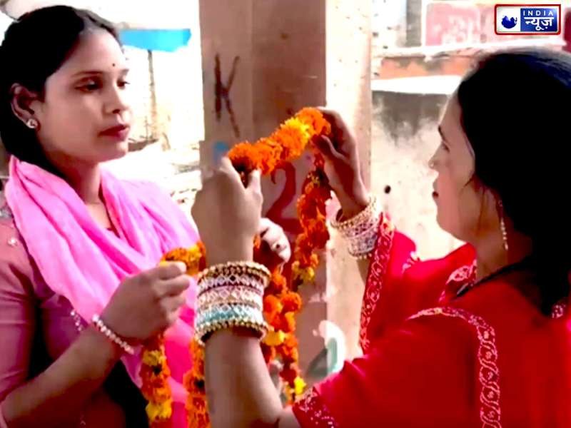 कुंवारी युवती पर फिदा हुई शादी शुदा औरत-प्यार की नई मिसाल...!